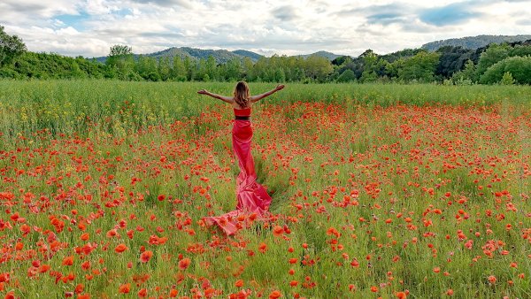 Девушка на лугу