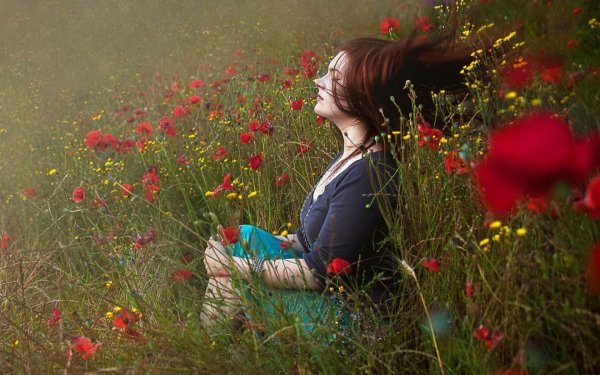 Женщина с полевыми цветами