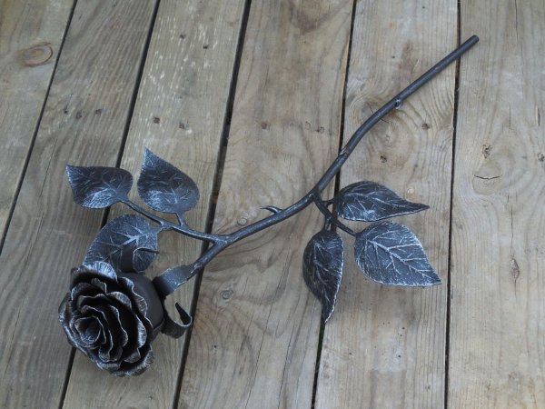 Кованная роза из металла