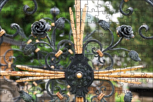 Кованые цветы на кладбище