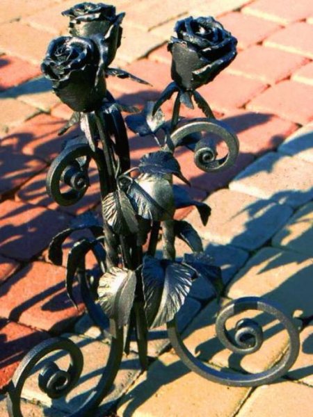 Кованые цветы на могилу