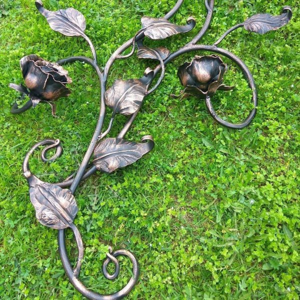 Кованые цветы на кладбище