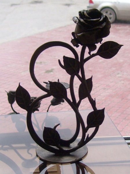 Кованая роза на подставке