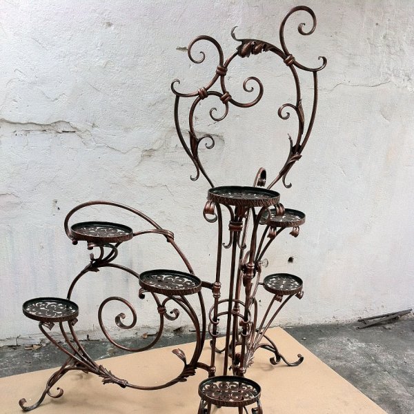 Кованная подставка для цветов