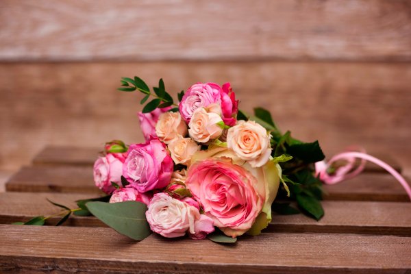 Букет роз лежит на столе