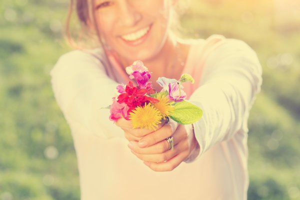 Женщина держит цветы в руках