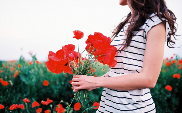 Девушка с цветами