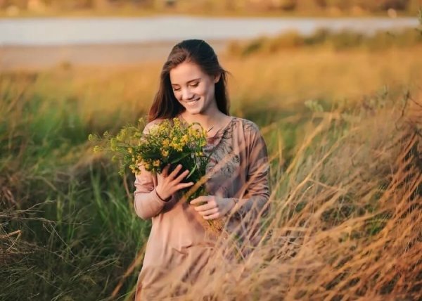 Девушка с полевыми цветами