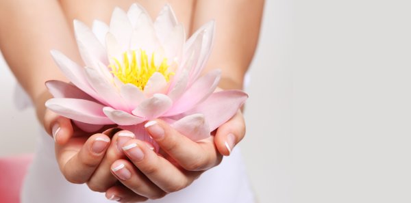 Цветы в руках у девушки