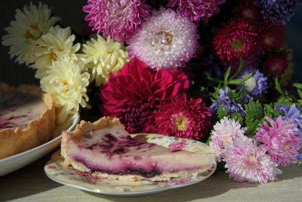 Натюрморт с тортом и цветами