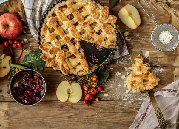 Пирог с яблоками сверху