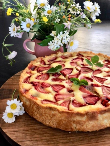 Заливной пирог с клубникой