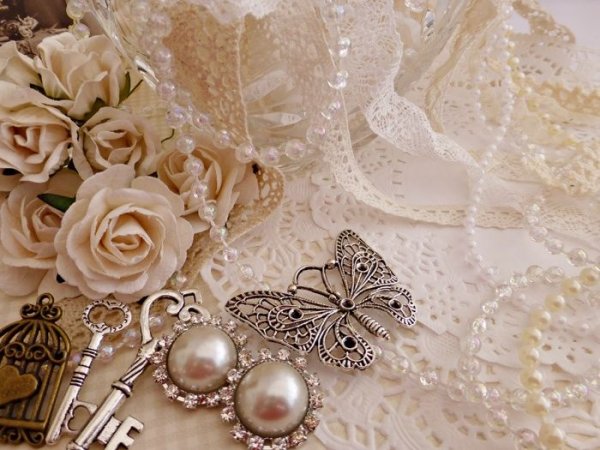 Винтажные украшения и кружева