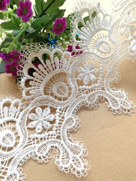 Красивые цветы на кружеве