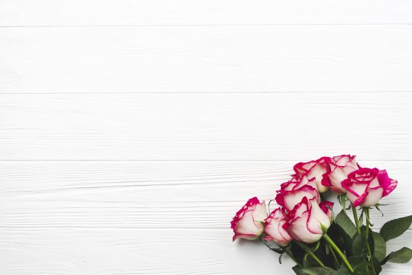 Белый фон с цветами