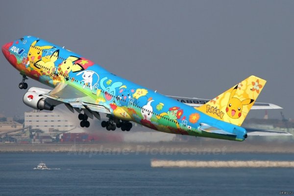 Самолет в небе