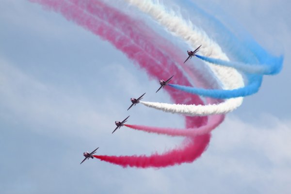 Самолет с российским флагом