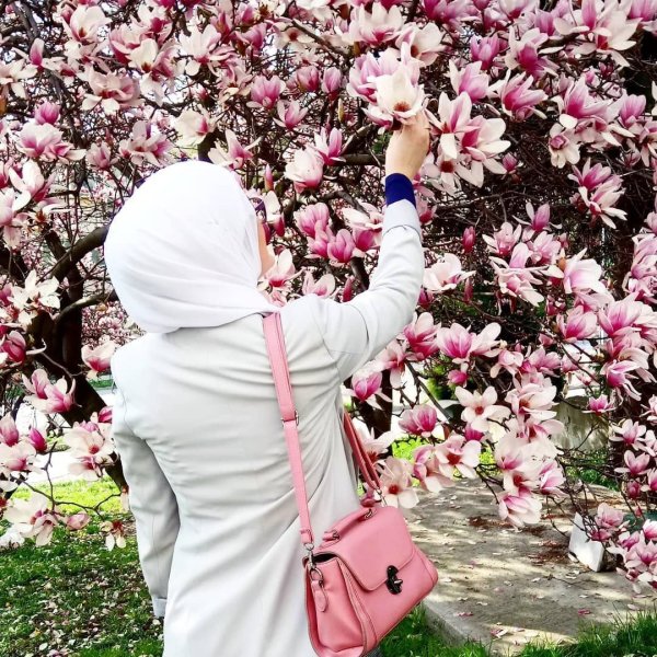 Девушка в хиджабе с букетом