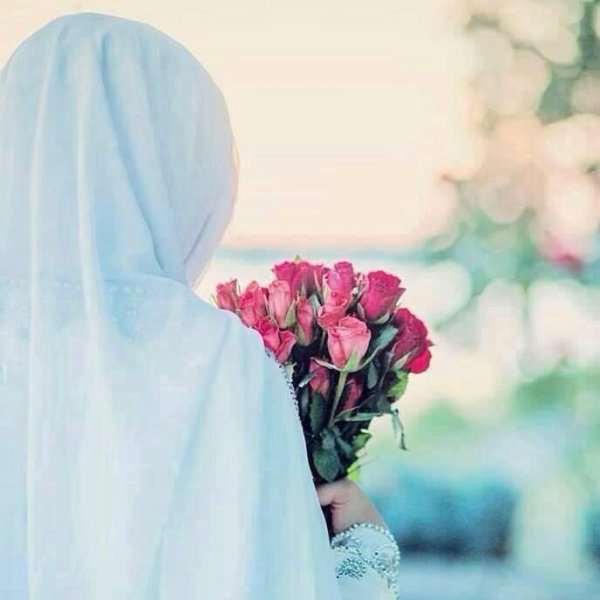 Девушка в хиджабе с цветами