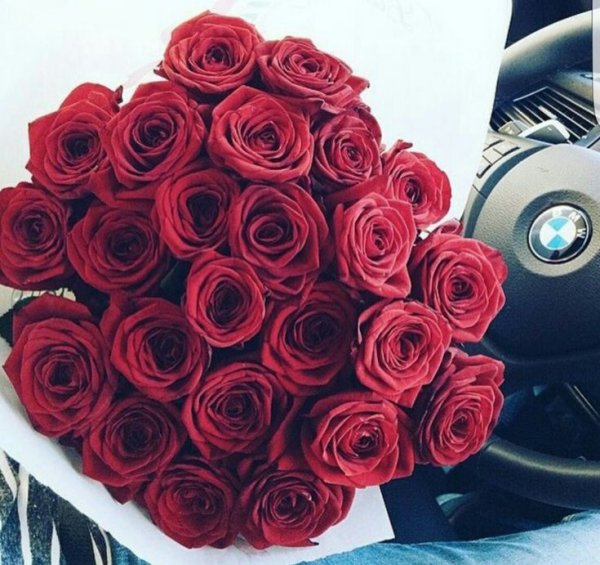 Букет цветов в машине БМВ