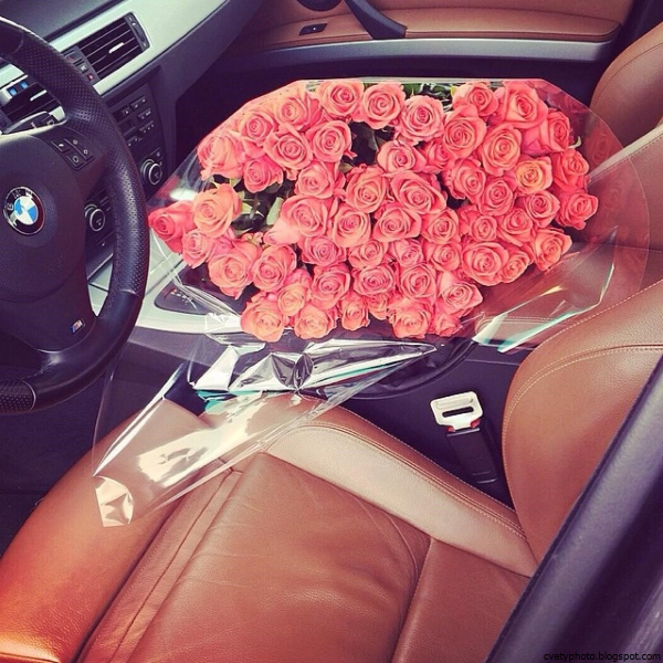 Девушка с букетом в машине