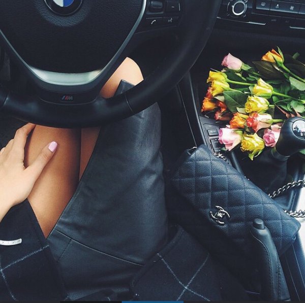 Девушка с цветами в машине