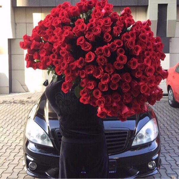 Парень возле машины с цветами