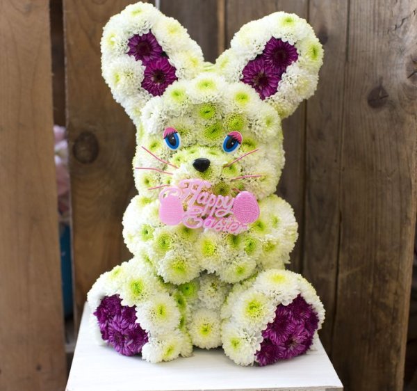 Фигуры из цветов на клумбе