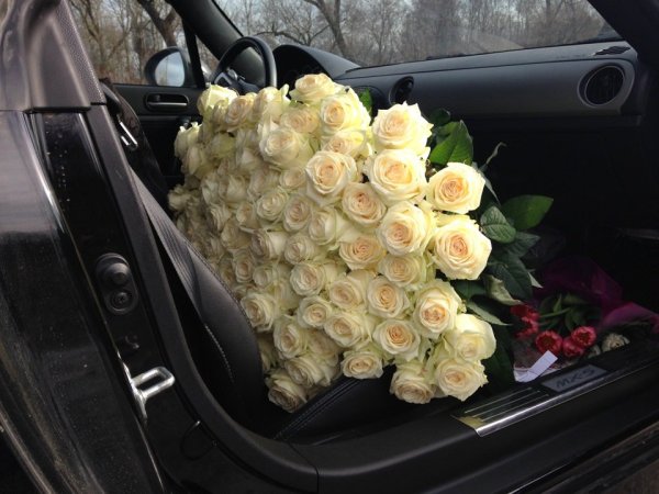 Букет роз в машине