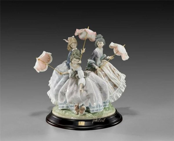 Композиция из цветов с ангелочком