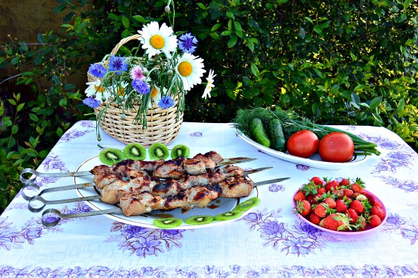 Стол на природе с шашлыками