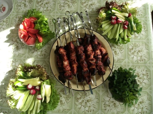 Сервировка стола с шашлыком