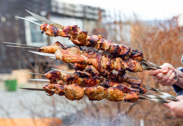 Шашлык на шампуре в руке