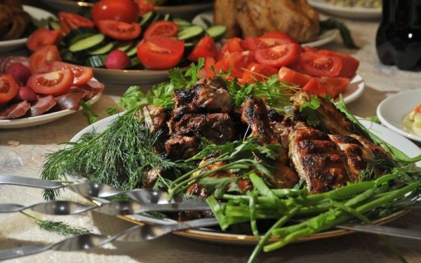 Накрытый стол с шашлыком