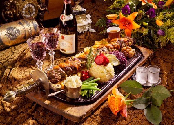 Богато накрытый стол