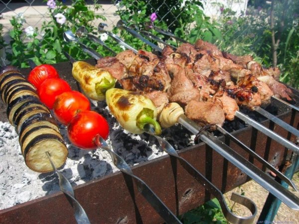 Стол на природе с шашлыками