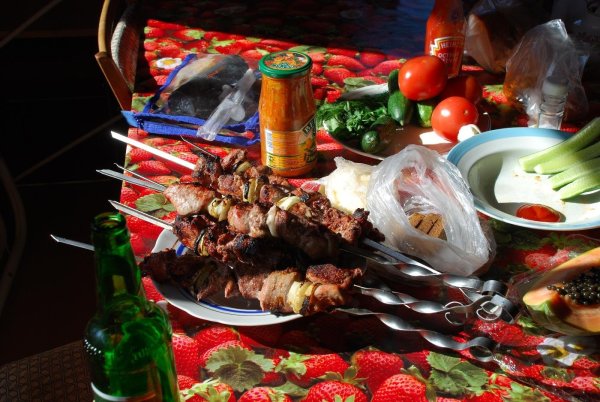 Стол на природе с шашлыками