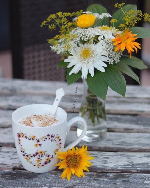 Букет ромашек и кофе