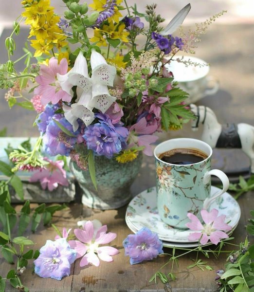 Букетик полевых цветов и кофе