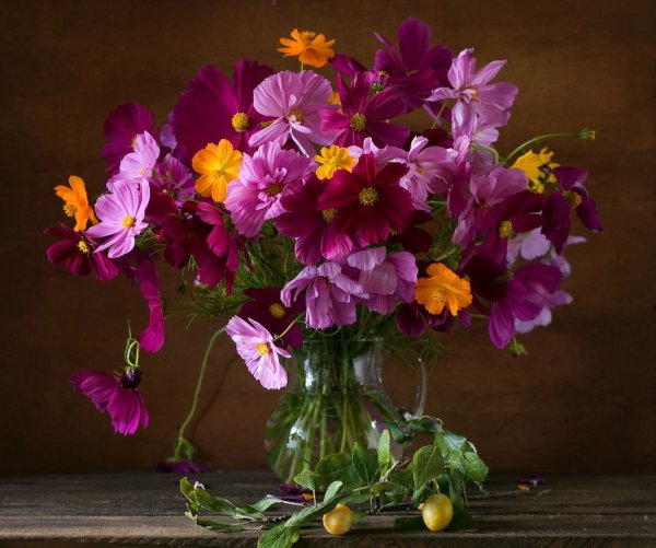 Садовые цветы в вазе