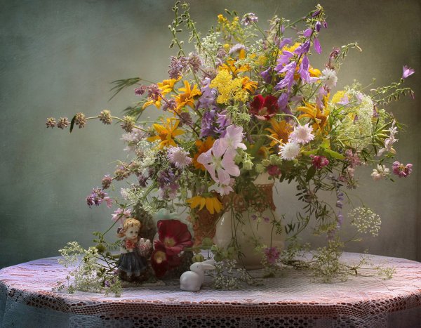 Полевые цветы в вазе
