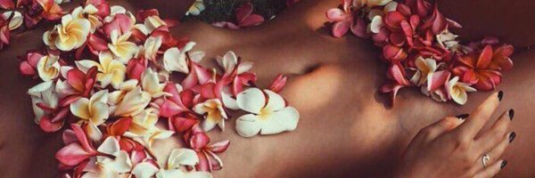 Цветы у ног девушки