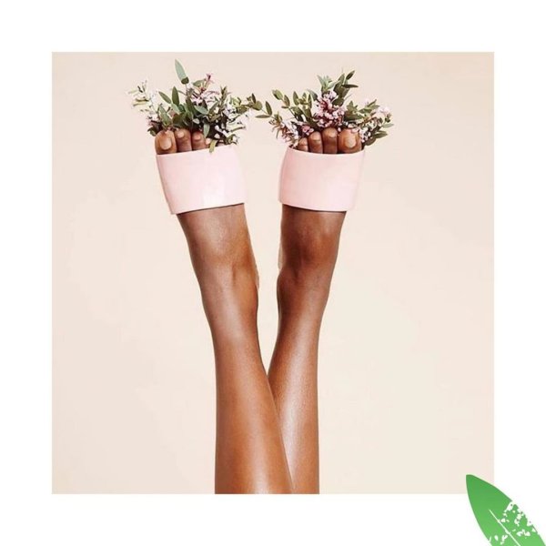 Фотосессия в бассейне с цветами