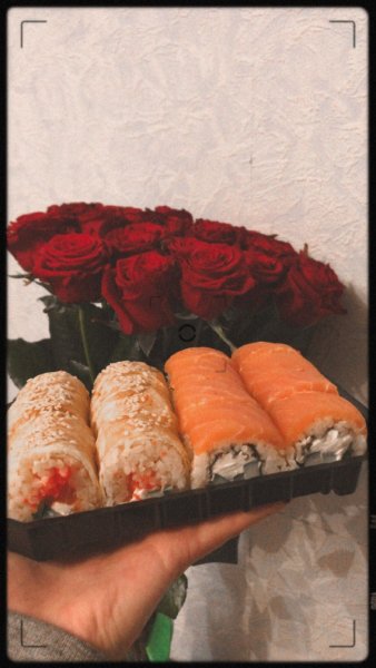 Роллы на черном фоне