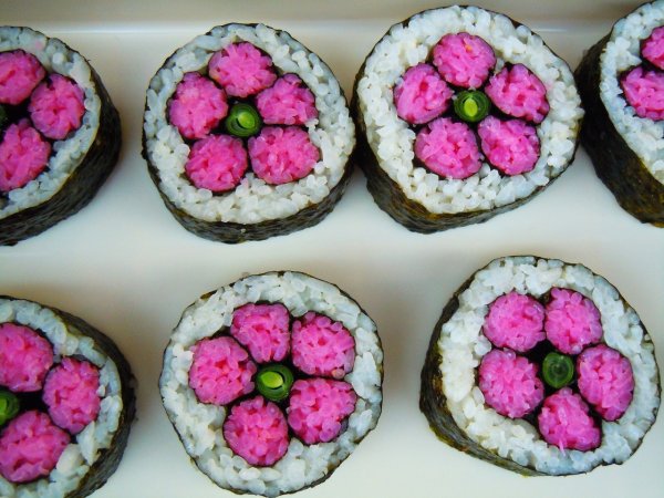 Праздничный стол с роллами