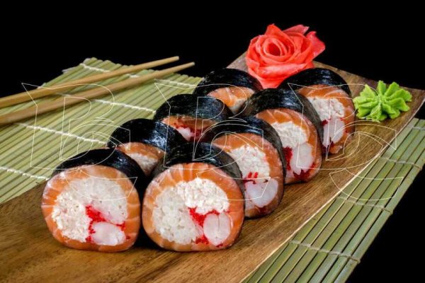 Роллы на тарелке