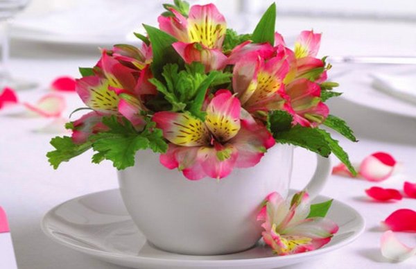 Красивый букет в чашке