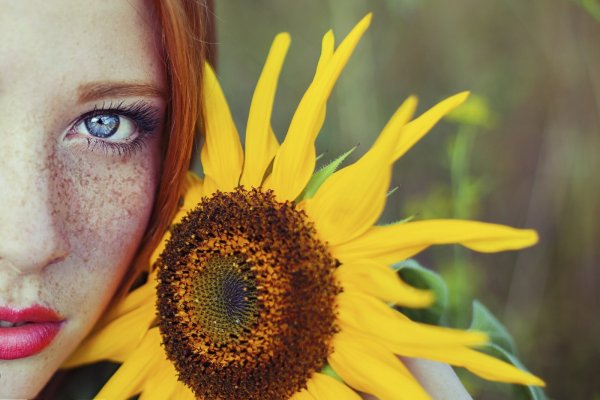 Девушка в подсолнухах