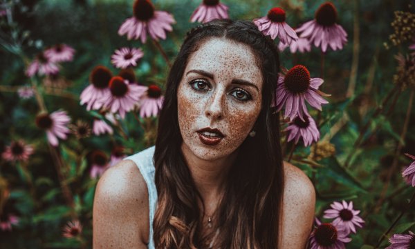 Человек с цветами на лице