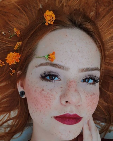 Яркий макияж с веснушками